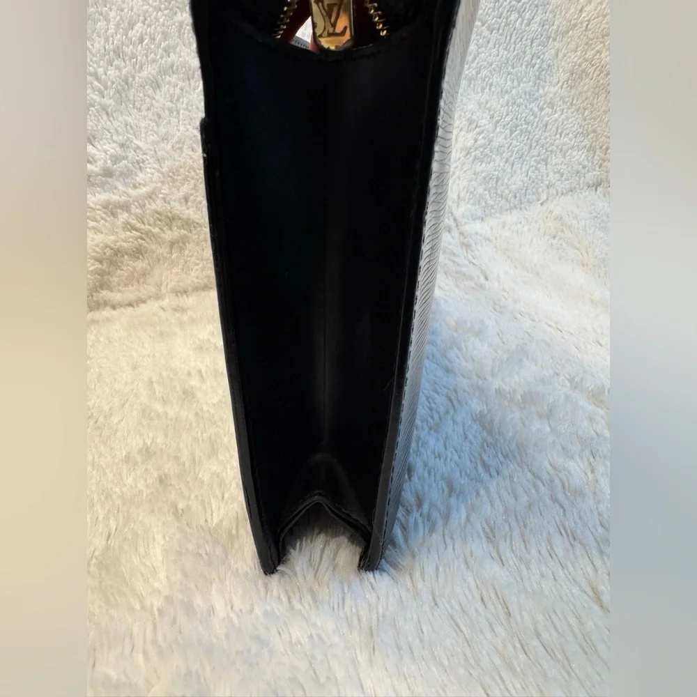 Vintage 2000 Louis Vuitton Epi Leather Clutch